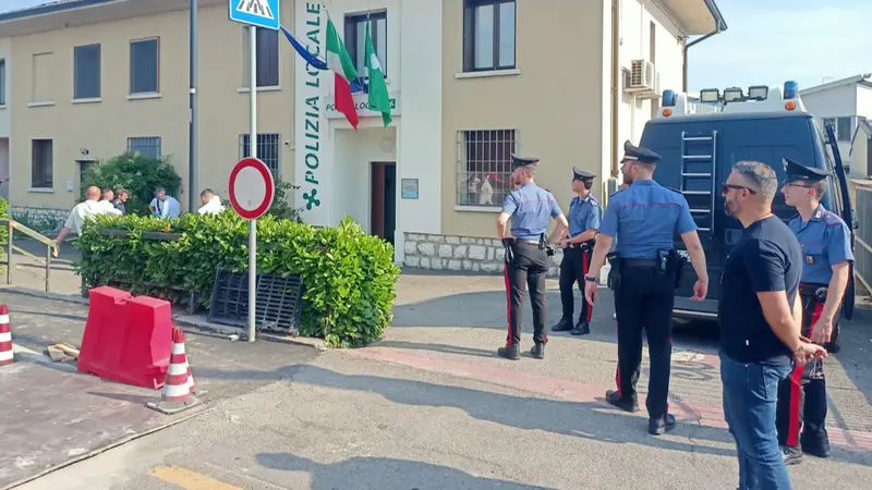 Carabinieri fuori dal Comando di Polizia locale di Ospitaletto - © www.giornaledibrescia.it