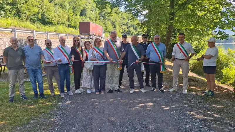 Il taglio del nastro del nuovo tratto ciclabile fra Idro e Anfo