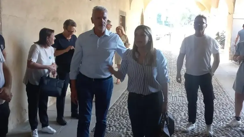 L'ex Tiziano Belotti e la nuova sindaca Valentina Bergo © www.giornaledibrescia.it