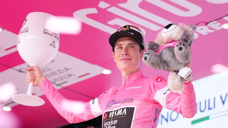 La maglia rosa Jonas Vingegaard - Foto Ansa