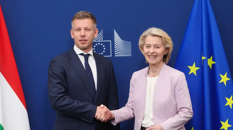 La presidente della Commissione europea Ursula von der Leyen con il primo ministro ungherese Péter Magyar - Foto Ansa © www.giornaledibrescia.it