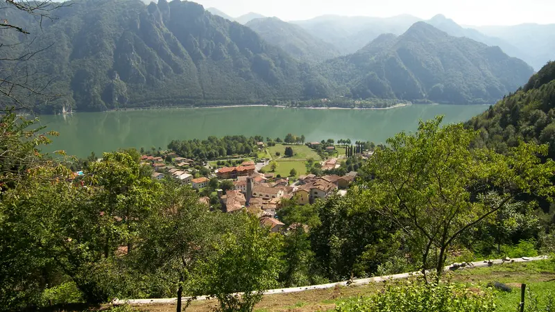 Una vista del lago d'Idro