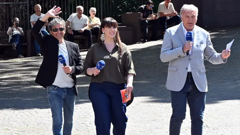 I conduttori di In piazza con noi: Giorgio Zanetti, Elisabetta Del Medico e Marco Recalcati