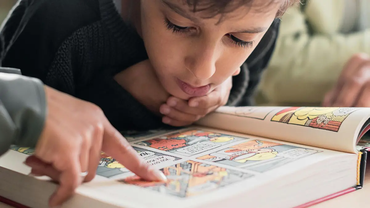 Un bambino impegnato nella lettura