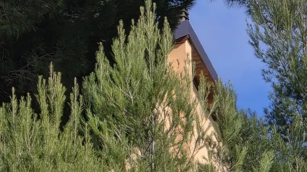 Una veduta esterna dalla villetta dove è morta una bimba di due anni - Foto Ansa © www.giornaledibrescia.it