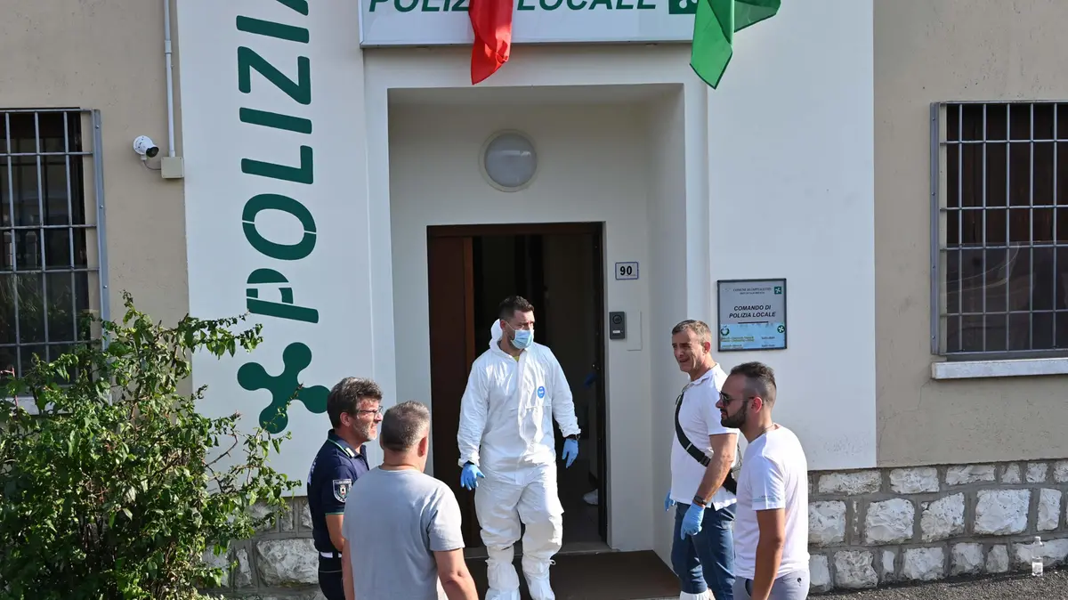 I carabinieri al Comando della Polizia locale - Foto Strada-Neg