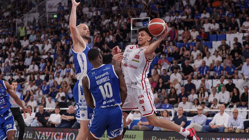 Ellis dell'Olimpia Milano alle prese con Burnell e Bilan in gara-1 della semifinale scudetto - Foto Newreporter  Nicoli©www.giornaledibrescia.it