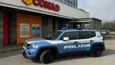 La Polizia fuori dal Conad di via Masaccio