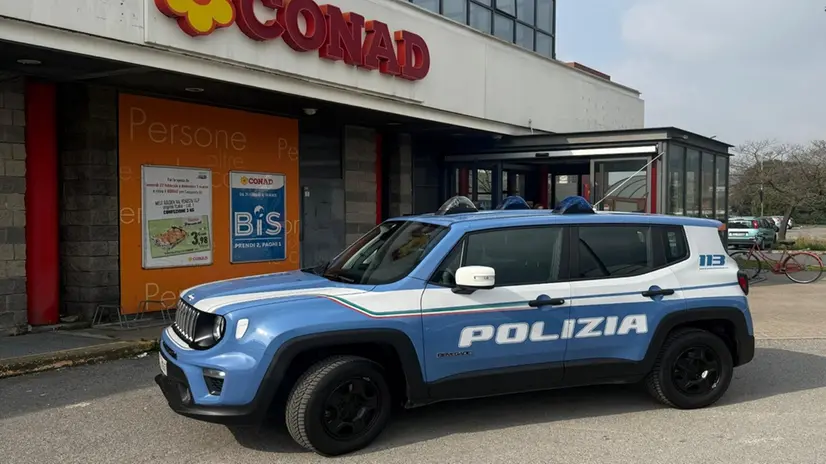 La Polizia fuori dal Conad di via Masaccio
