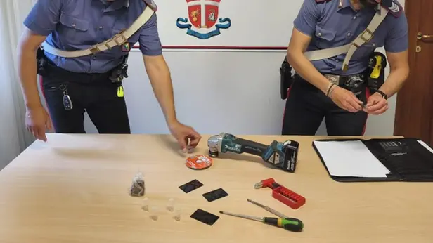 I carabinieri con gli oggetti sequestrati