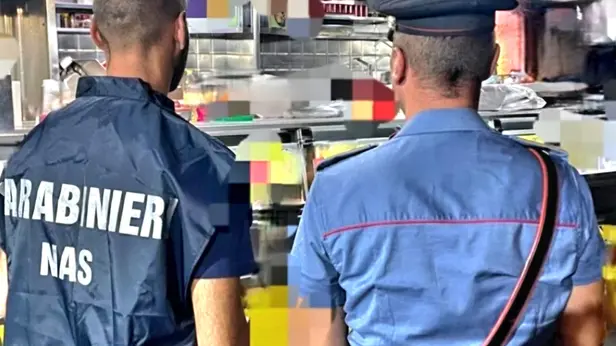 Carabinieri e Nas nel locale