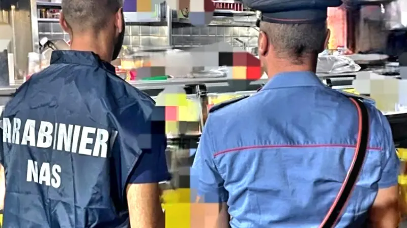 Carabinieri e Nas nel locale