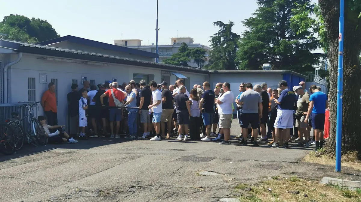 I tifosi in coda allo stadio per acquistare i biglietti - © www.giornaledibrescia.it