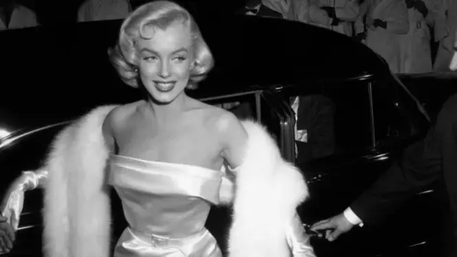 Marilyn Monroe sul red carpet nel 1954