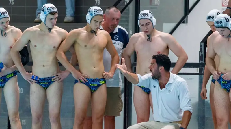 Coach Gitto a colloquio con i suoi giocatori - Foto Instagram Brescia Waterpolo