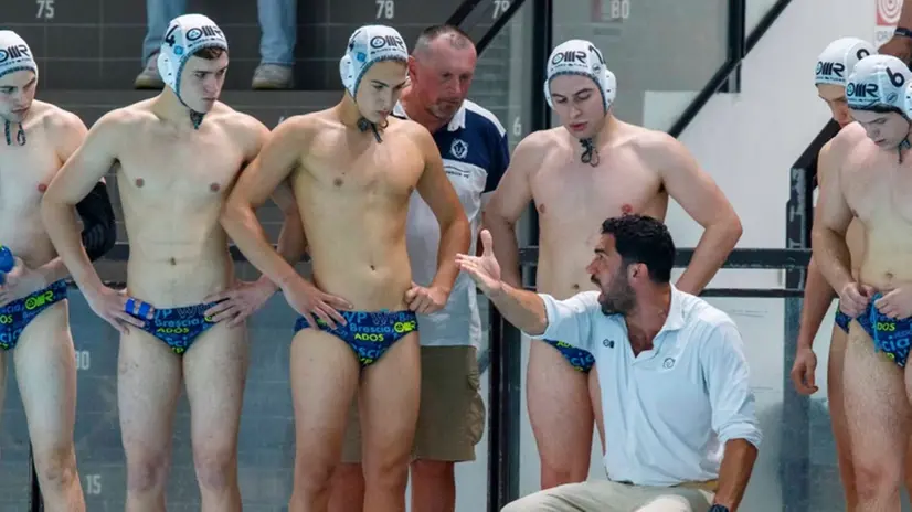 Coach Gitto a colloquio con i suoi giocatori - Foto Instagram Brescia Waterpolo