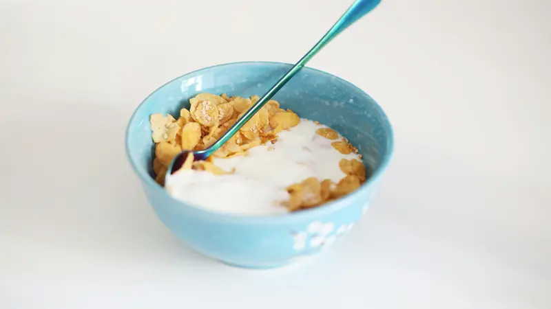 Colazione con latte e cereali