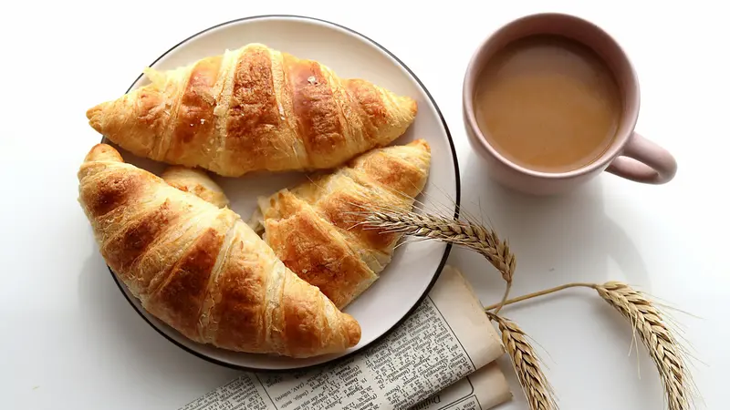 Colazione con caffè e brioche