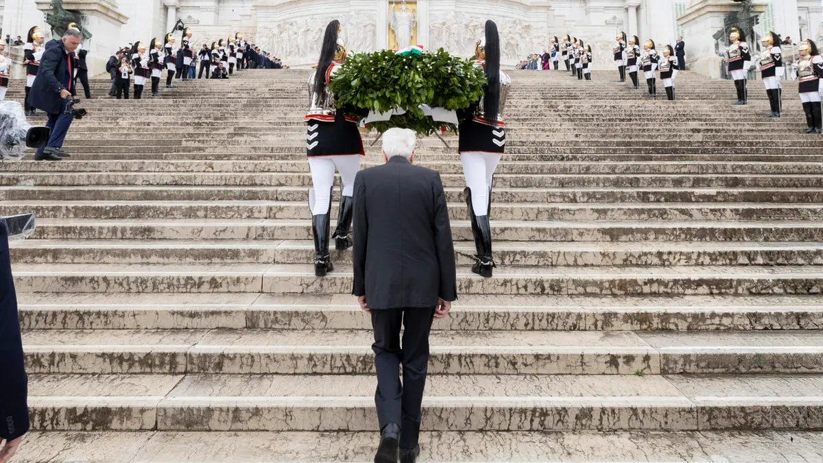 Il presidente Mattarella all'altare della Patria durante una precedente celebrazione - Foto Ansa © www.giornaledibrescia.it