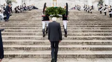 Il presidente Mattarella all'altare della Patria durante una precedente celebrazione - Foto Ansa © www.giornaledibrescia.it