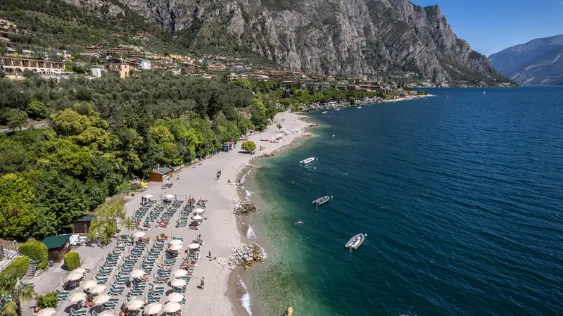 La spiaggia Tifù di Limone sul Garda ha permesso al paese rivierasco di conquistare la Bandiera Blu