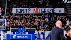 Uno striscione esposto dai tifosi in gara-2 - Foto New Reporter Checchi © www.giornaledibrescia.it