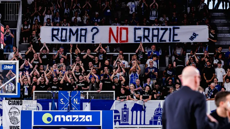 Uno striscione esposto dai tifosi in gara-2 - Foto New Reporter Checchi © www.giornaledibrescia.it