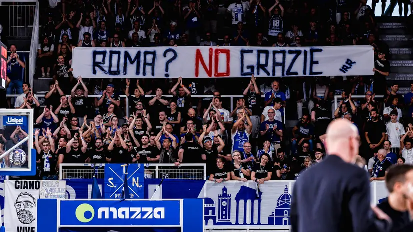 Uno striscione esposto dai tifosi in gara-2 - Foto New Reporter Checchi © www.giornaledibrescia.it