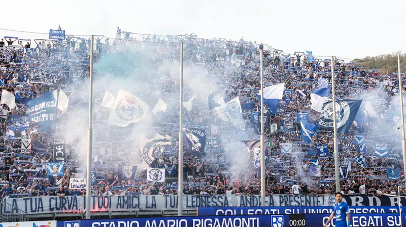 Un'immagine della curva Nord del Brescia in occasione della partita play off con la Salernitana - Foto New Reporter © www.giornaledibrescia.it