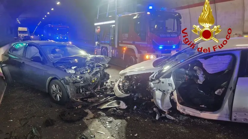 Spaventoso frontale tra due veicoli in galleria