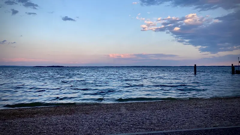 Una spiaggia con i ciottoli