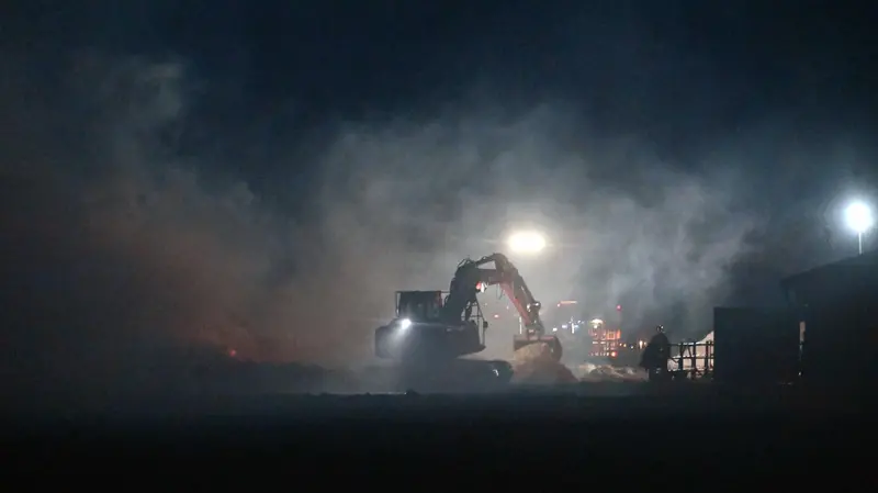Incendio a Manerbio, le operazioni proseguono col buio