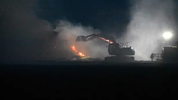 Incendio a Manerbio, le operazioni proseguono col buio