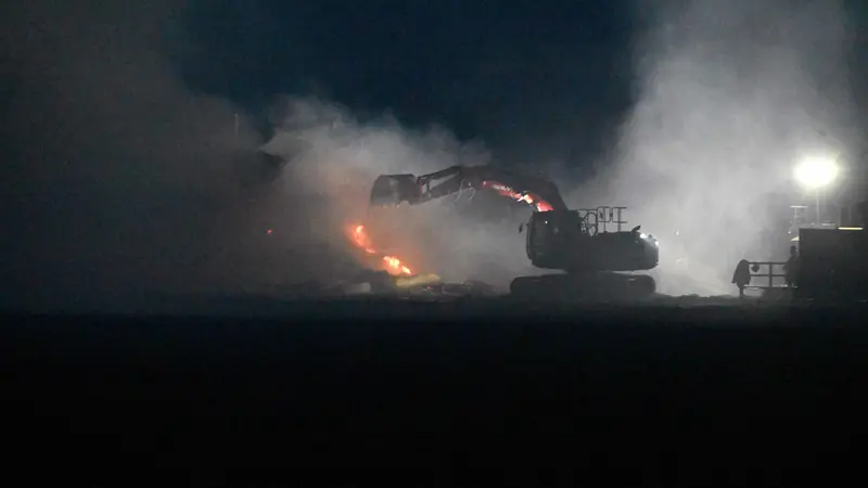 Incendio a Manerbio, le operazioni proseguono col buio