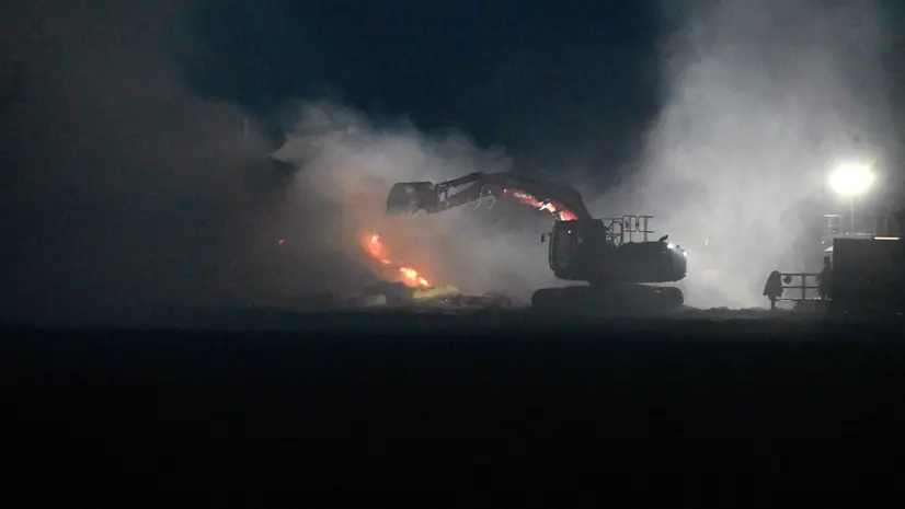 Incendio a Manerbio, le operazioni proseguono col buio