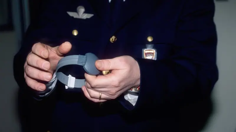 Il ragazzo era ai domiciliari con il braccialetto elettronico