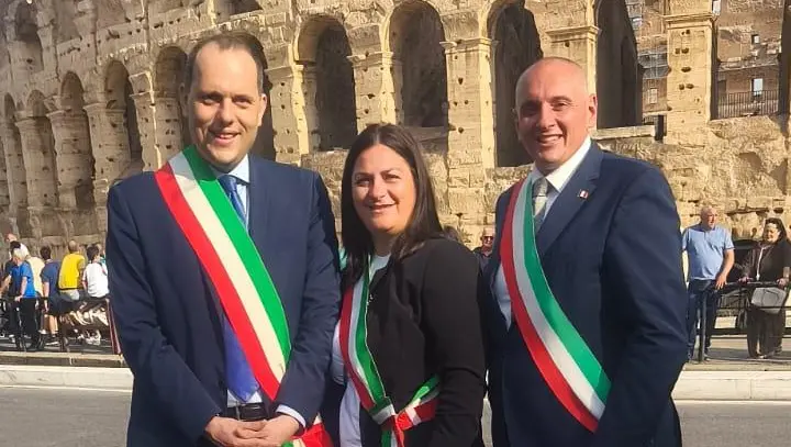 Il vicesindaco di Brescia Federico Manzoni con Chiara Turelli, sindaca di Sale Marasino, e Matteo Zani, sindaco di Alfianello