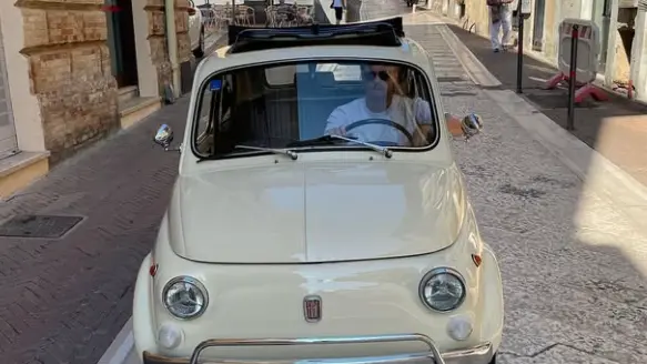 Bjarnason a bordo della sua Cinquecento d'epoca
