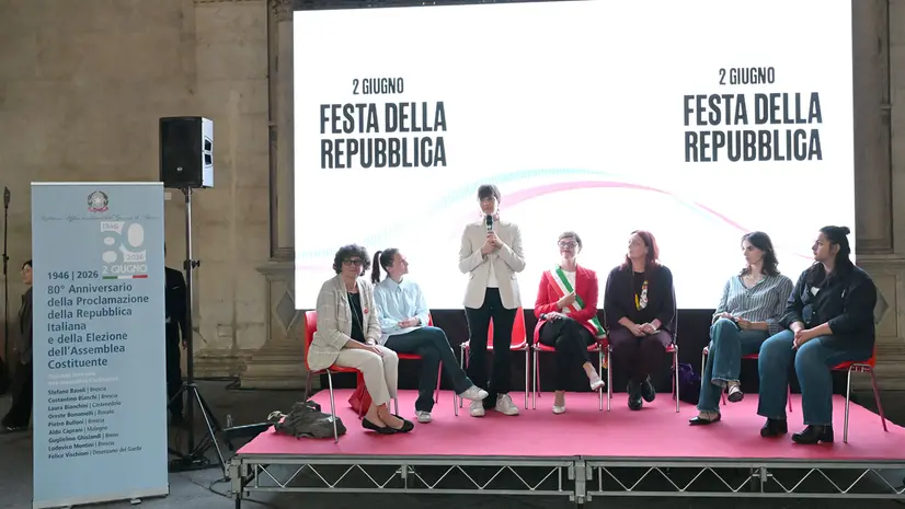 Le donne sul palco per celebrare la partecipazione femminile nelle istituzioni - Foto Christian Penocchio
