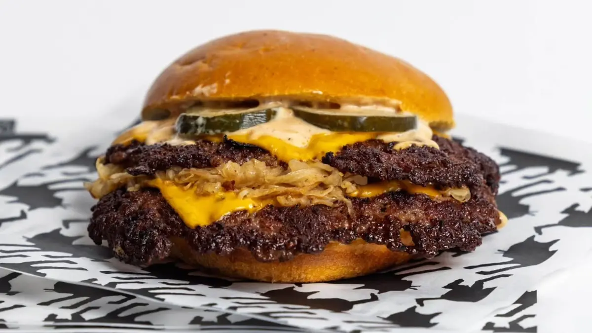 Uno smash burger cucinato dal bresciano Dacchini - Foto Instagram