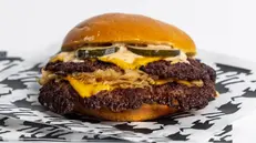 Uno smash burger cucinato dal bresciano Dacchini - Foto Instagram
