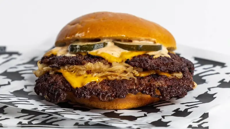 Uno smash burger cucinato dal bresciano Dacchini - Foto Instagram