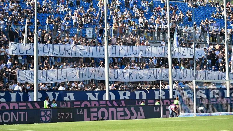 Lo striscione esposto dalla Curva Nord nella gara contro l'Ascoli - Foto New Reporter Nicoli © www.giornaledibrescia.it