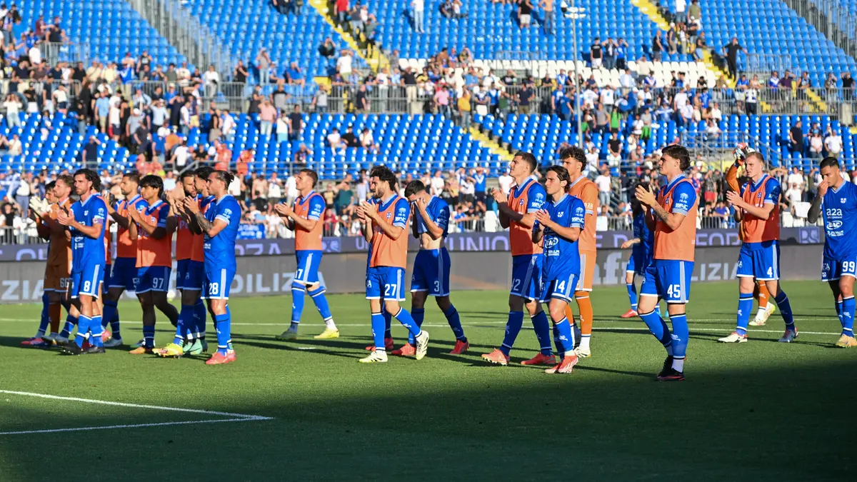 La squadra sotto la Curva a fine gara - Foto New Reporter Pasotti © www.giornaledibrescia.it