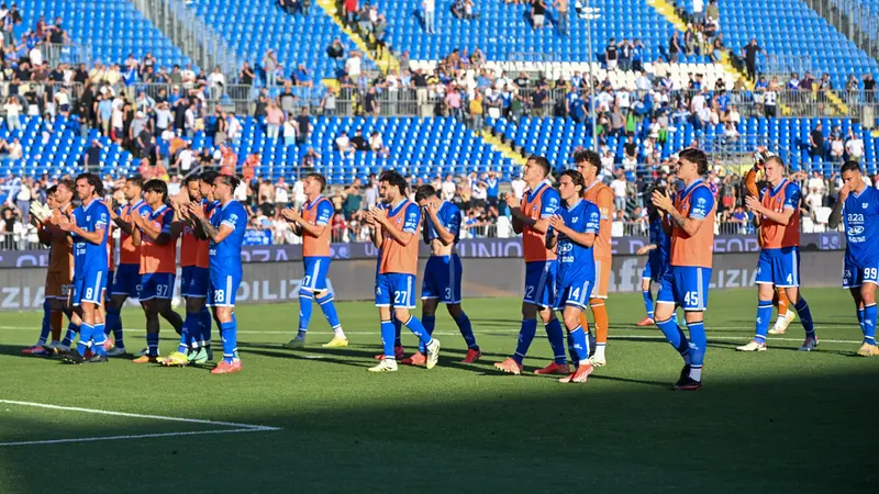 La squadra sotto la Curva a fine gara - Foto New Reporter Pasotti © www.giornaledibrescia.it