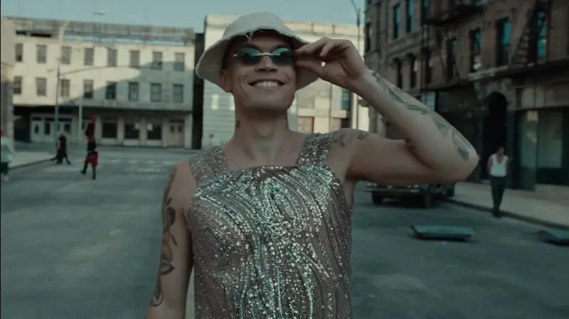 Un frame tratto dal videoclip ufficiale