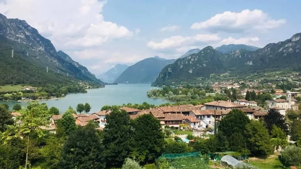 Un panorama del lago d'Idro - © www.giornaledibrescia.it