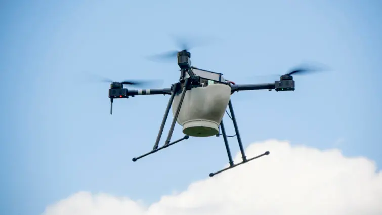 Un drone con sistema di distribuzione