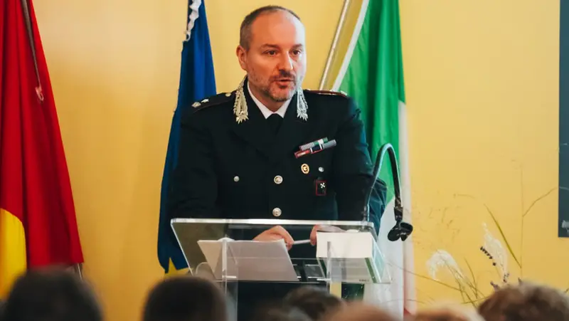 Un ufficiale dei carabinieri tra i ragazzi