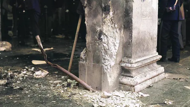 La bomba. Il punto in cui esplose nel cestino dei rifiuti a ridosso dei portici
